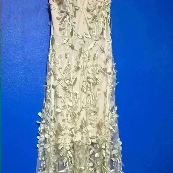 Xscape 3D Floral V-Neck Gown NWT Size 4 MSRP $298 - Picture 4 of 5